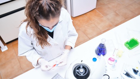 Imunski sistem si zapomni novi koronavirus najmanj šest mesecev
