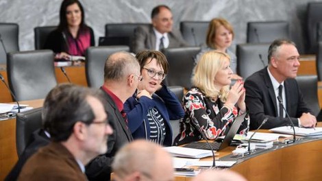 Vsi poslanci, ki so bili v stiku z okuženim direktorjem Sove, negativni na testu
