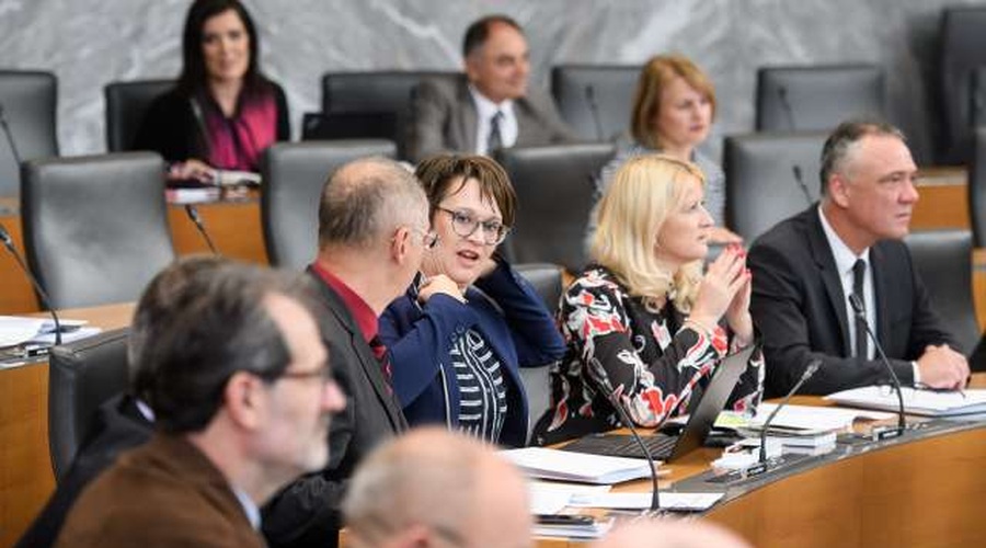 Vsi poslanci, ki so bili v stiku z okuženim direktorjem Sove, negativni na testu (foto: Nebojša Tejić/STA)