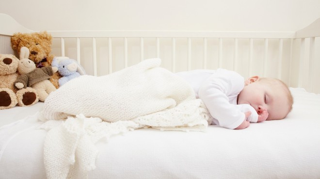 Viralni posnetek, ob katerem so se zgrozili VSI starši: "Zato NE dajajte ničesar v zibko k spečemu dojenčku!" (foto: profimedia)