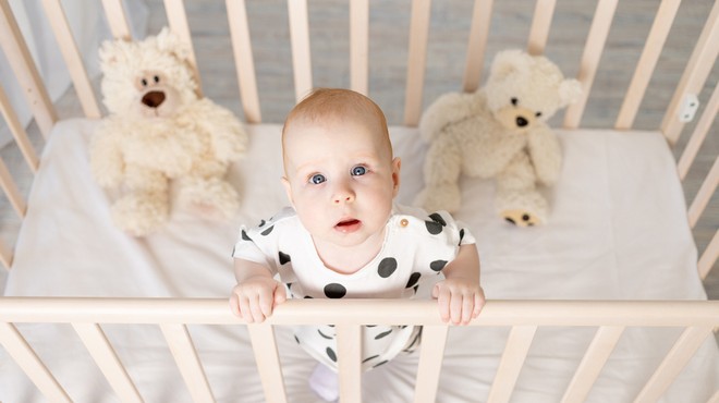 Mlada mamica s svojimi vzgojnimi tehnikami sprožila vročo debato: »Otroške posteljice so ječe.« (foto: Shutterstock)