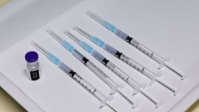 Učinkovitost mRNK cepiv okoli 95-odstotna, pri cepivu AstraZenece nekoliko nižja (foto: Daniel Novakovič/STA)