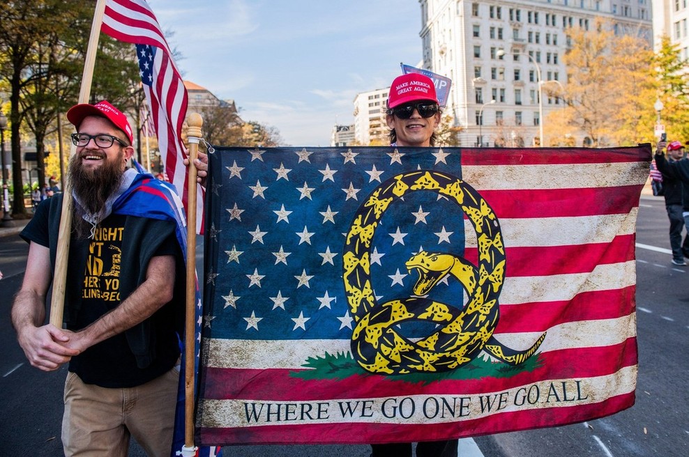 Sledilci teorije zarote QAnon zmedeni: Nič se ni zgodilo. Nas je Trump "nategnil"? (foto: Profimedia)