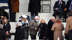Toplo orokavičen Bernie Sanders na inavguraciji postal viralni MEME