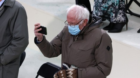 Toplo orokavičen Bernie Sanders na inavguraciji postal viralni MEME