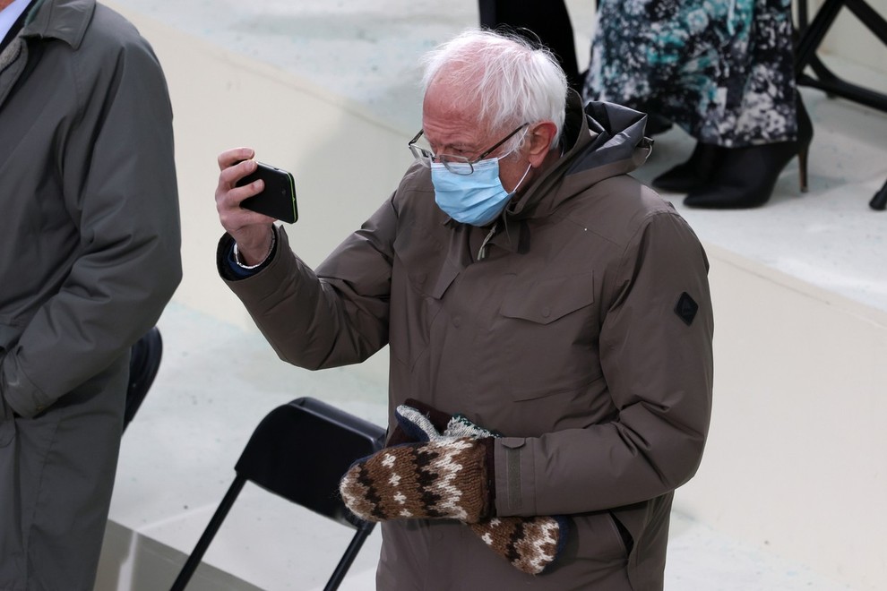 Toplo orokavičen Bernie Sanders na inavguraciji postal viralni MEME