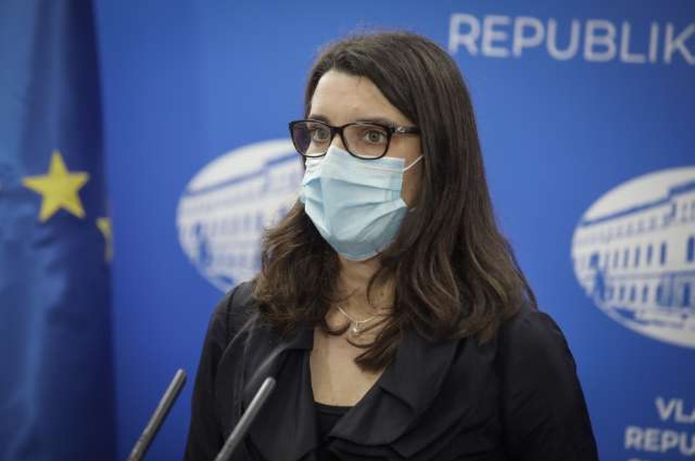 Kustečeva: Učitelji in vzgojitelji bodo morali maske nositi ves čas, učenci zunaj učilnic (foto: Anže Malovrh/STA)