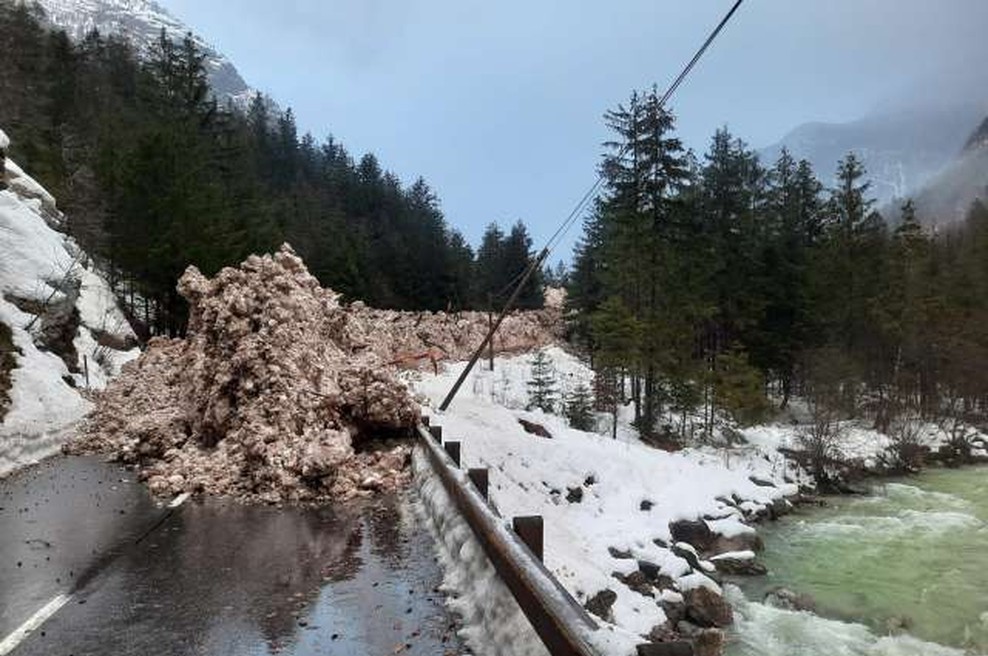 Zaradi snežnih plazov težave v cestnem prometu (foto: STA)