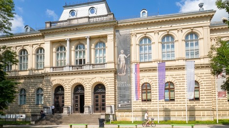 Muzeji in galerije v regijah z ugodnejšo epidemiološko sliko znova odpirajo svoja vrata