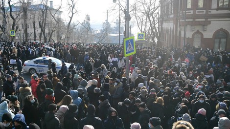 Na protestih za izpustitev Alekseja Navalnega iz zapora aretirali več kot 2000 ljudi