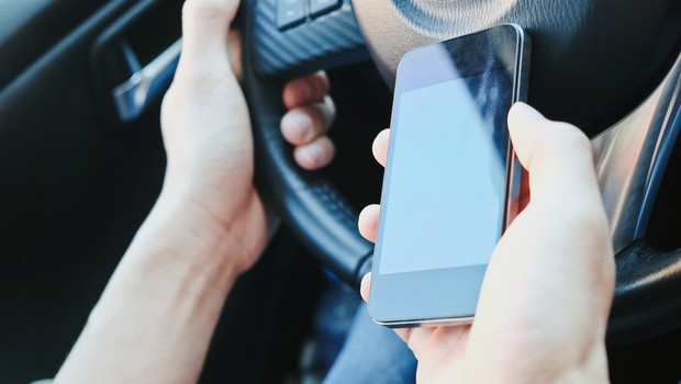 
                            Policisti do 7. februarja poostreno nad uporabo telefonov med vožnjo (foto: Shutterstock)