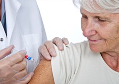AstraZeneca se brani očitkov o nizki učinkovitosti cepiva pri starejših