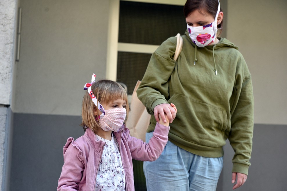Vlada danes o morebitni zaostritvi ukrepov zaradi razširjenosti angleškega seva (foto: Shutterstock)