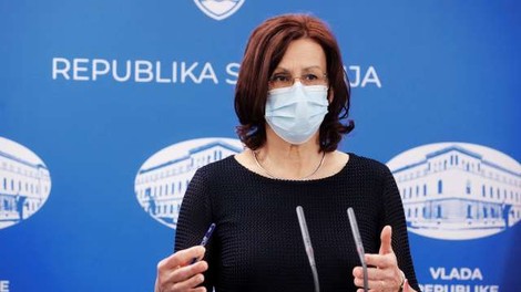 Med 877 znova testiranimi vzorci pri 16 kaže na angleško različico novega koronavirusa