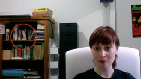 Ko gre Zoom vklop lahko narobe: Javljala se je v živo od doma in v ozadju pozabila dildo