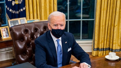Biden na začetku mandata pričakovano z višjo podporo javnosti kot Trump