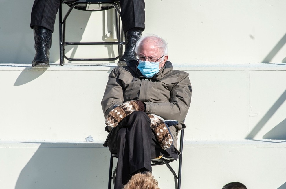 Orokavičen Bernie Sanders v domačem Vermountu zbral 1,8 milijona dolarjev za dobrodelne namene (foto: Profimedia)