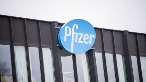 Pfizer in BioNTech svoje cepivo ocenjujeta kot učinkovito proti novim različicam koronavirusa