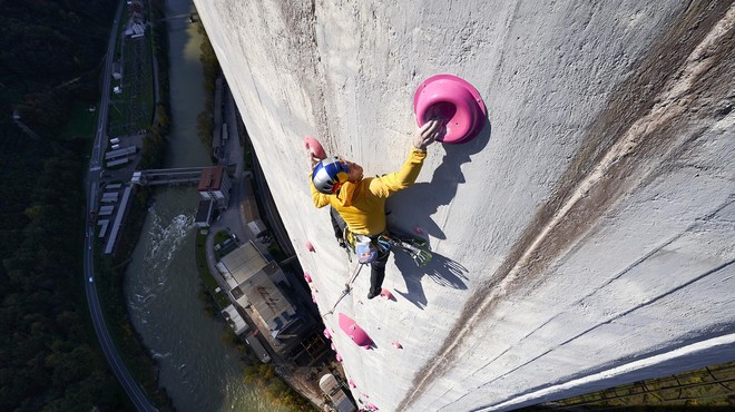 Kako sta Janja in Domen preplezala trboveljski dimnik, najdaljšo umetno plezalno smer na svetu (foto: Jakob Schweighofer / Red Bull Content Pool)