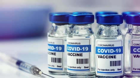 Bruselj z mehanizmom, ki omogoča prepoved izvoza cepiv, vrnil udarec farmacevtom