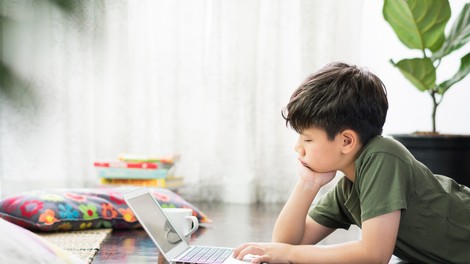 Šolar se je med šolanjem na daljavo z genialnim trikom več tednov izogibal preverjanju znanja