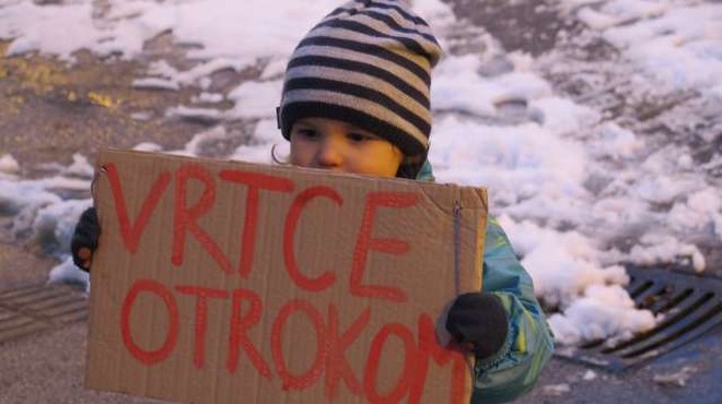 V več krajih po državi starši z otroki protestirali proti zaprtju šol in vrtcev (foto: STA/Andreja Seršen Dobaj)