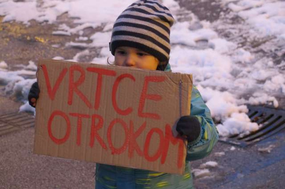 V več krajih po državi starši z otroki protestirali proti zaprtju šol in vrtcev (foto: STA/Andreja Seršen Dobaj)