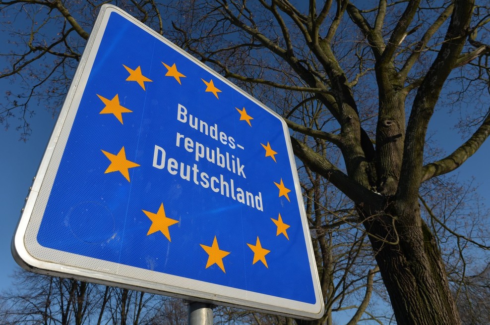 Zaradi širjenja koronavirusnih sevov čedalje več držav EU zapira meje (foto: profimedia)