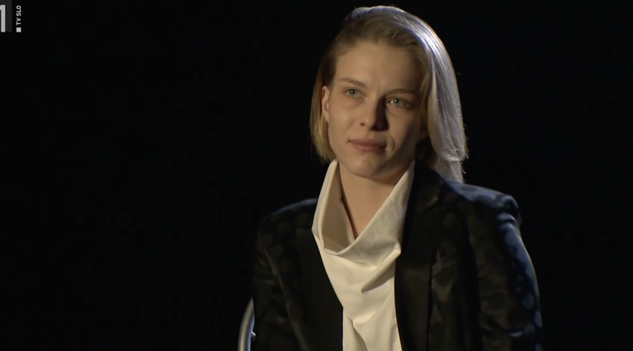 "Vsi to vemo, Miša Molk. Ampak kaj ima s tem Mia Skrbinac?" (foto: TV Slovenija/posnetek zaslona)