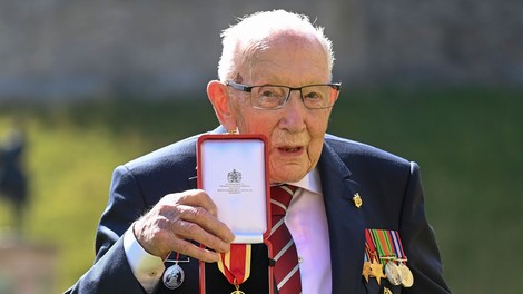 Britanski dobrodelni junak stotnik Tom zaradi covida-19 v bolnišnici