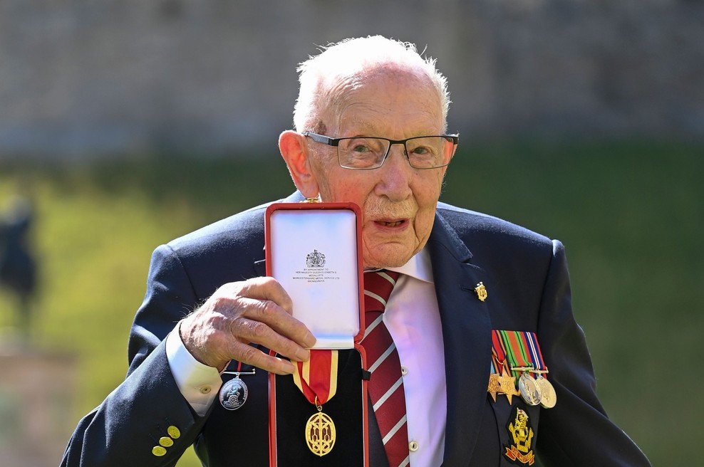 Britanski dobrodelni junak stotnik Tom zaradi covida-19 v bolnišnici (foto: Profimedia)