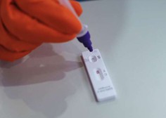 Ob pozitivnem izvidu hitrega testiranja napotitev na dodatni PCR test ni avtomatična