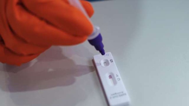 Ob pozitivnem izvidu hitrega testiranja napotitev na dodatni PCR test ni avtomatična (foto: Daniel Novakovič/STA)