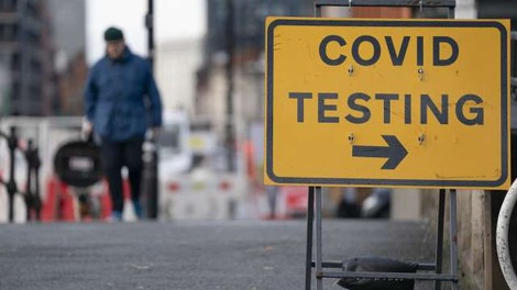 V Veliki Britaniji začenjajo množično testiranje "od vrat do vrat"