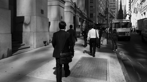 Elita so zgolj prizadeti otroci, ki iščejo ljubezen v oblasti, denarju in moči