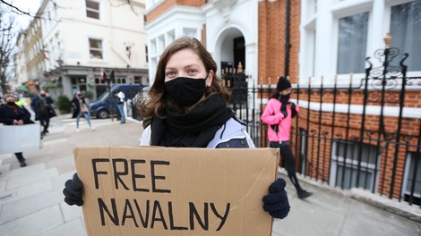 Sodišče Navalnemu odredilo več kot tri leta zapora