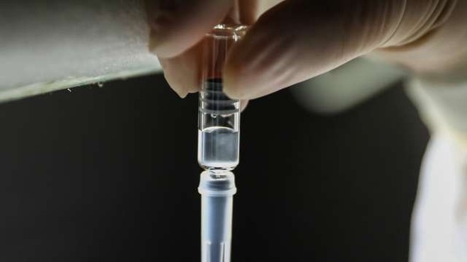Cepivo AstraZenece učinkovitejše ob razmaku 12 tednov med odmerkoma (foto: Xinhua/STA)