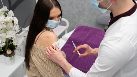 Cepljenje proti covidu-19 priporočljivo tudi za onkološke bolnike, ki so na aktivnem zdravljenju