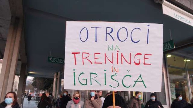 Vlada danes o delovanju šol v prihodnjem tednu, šolarji in dijaki napovedujejo proteste (foto: Rosana Rijavec/STA)