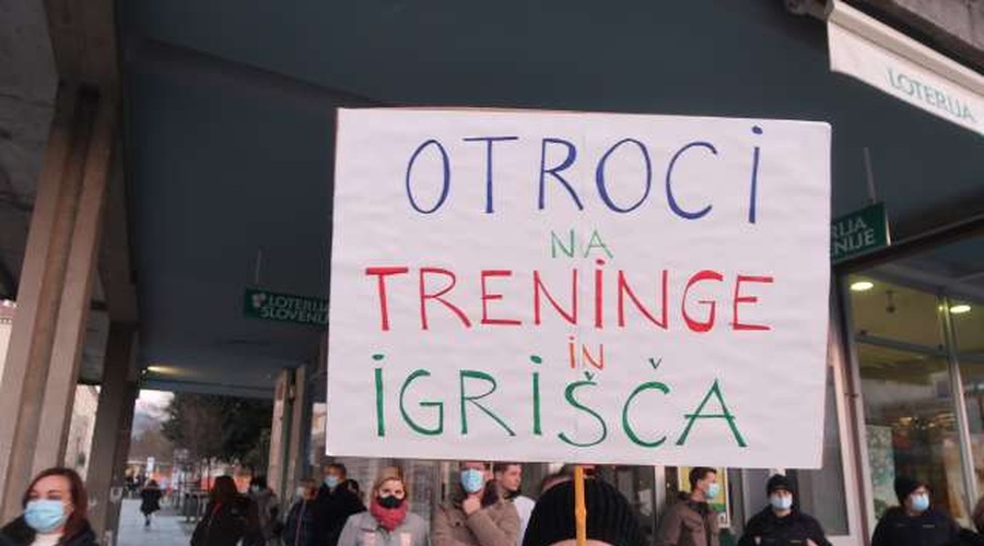 Vlada danes o delovanju šol v prihodnjem tednu, šolarji in dijaki napovedujejo proteste (foto: Rosana Rijavec/STA)