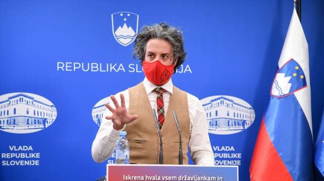 Epidemiologi predlagajo odprtje šol za učence do 5. razreda in ukinitev omejitev gibanja (foto: Nebojša Tejić/STA)