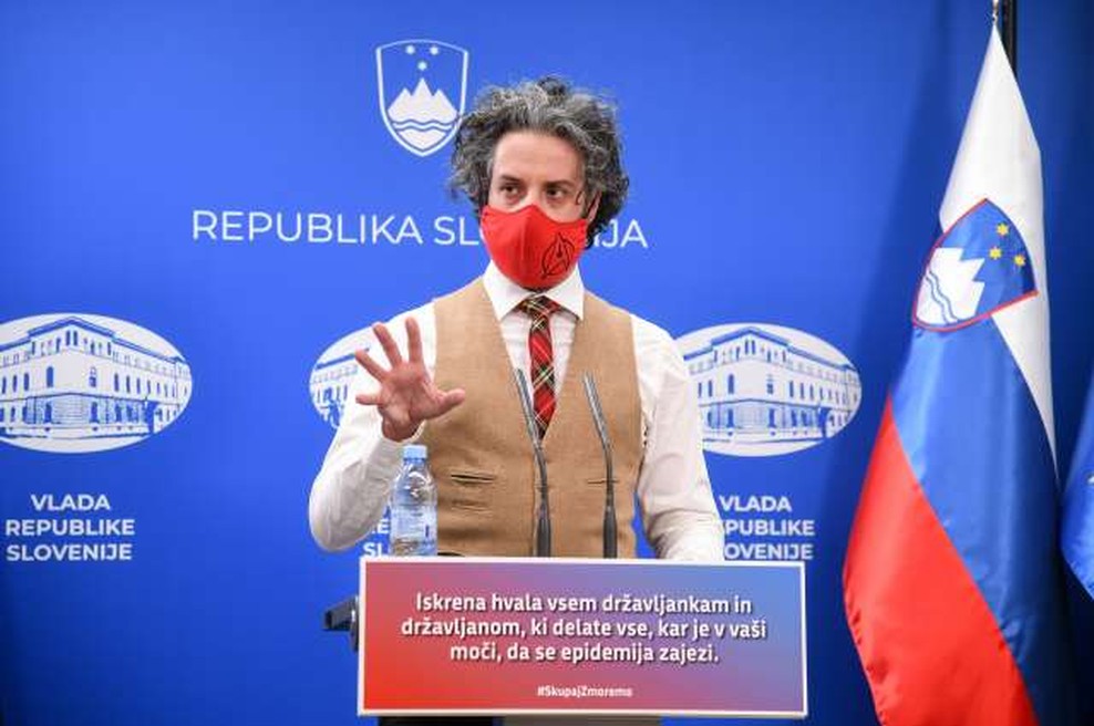 Epidemiologi predlagajo odprtje šol za učence do 5. razreda in ukinitev omejitev gibanja (foto: Nebojša Tejić/STA)