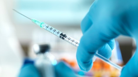 Oxfordska univerza v raziskavo o učinkovitosti kombinacije dveh različnih cepiv proti covidu-19