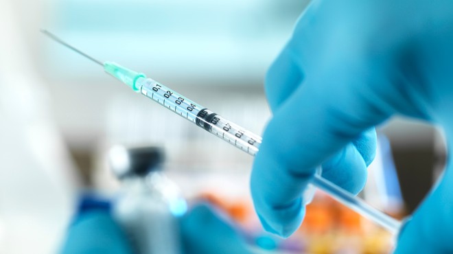 Oxfordska univerza v raziskavo o učinkovitosti kombinacije dveh različnih cepiv proti covidu-19 (foto: Profimedia)