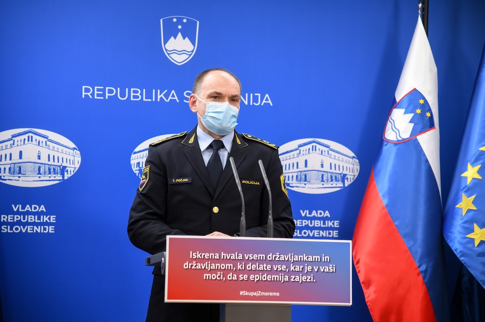 Policija ob nadzoru epidemioloških ukrepov v tednu dni izdala 551 plačilnih nalogov (foto: Nebojša Tejić/STA)