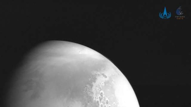 Kitajska sonda poslala na Zemljo prvo fotografijo Marsa (foto: STA)