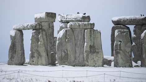 Med pripravami na gradnjo predora pod spomenikom Stonehenge odkrili stare grobove