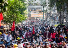 Protestniki proti vojaškemu prevratu v Mjanmaru ne popuščajo