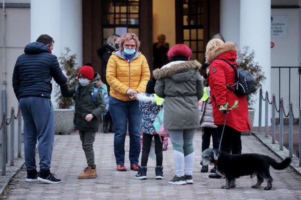 V torek v šole odhajajo vsi učenci prvih treh razredov, znova bodo odprti vsi vrtci (foto: Daniel Novakovič/STA)