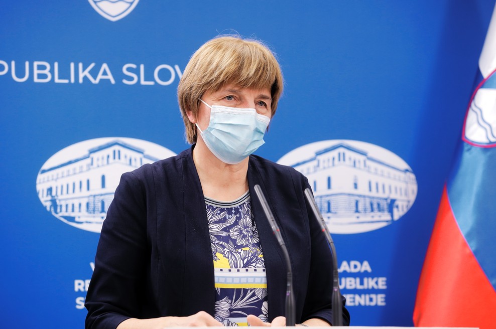 Magajnejeva: Potrjevanje pozitivnih hitrih s PCR testi bo glede na zmanjševanje pojavnosti okužb smiselno uvesti kmalu (foto: Daniel Novakovič/STA)
